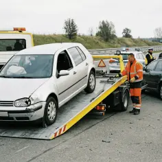 Awaria prywatnego auta w delegacji. Na autostradzie holownik zabiera uszkodzonego VW, obok stoi policja i inni kierowcy. Kto płaci za holowanie i naprawę?