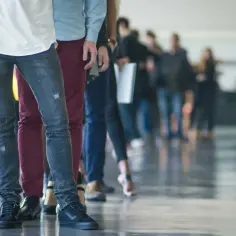 Staż z urzędu pracy: ubezpieczenie zdrowotne i ochrona NFZ. Ludzie w kolejce, jak działa ubezpieczenie.