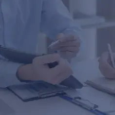 Dwie osoby przy biurku analizują dokumenty. Kluczowe różnice między oddelegowaniem a podróżą służbową dla PIP.