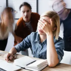 Kobieta z głębokim wypaleniem zawodowym, przytłoczona stresem i presją otoczenia, szuka sposobu na odzyskanie motywacji.