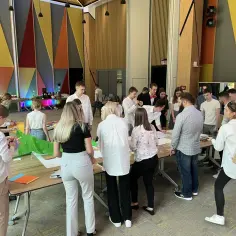 Studenci ekonomii na stażu w banku analizują zadania. Wybór działu to klucz do rozwoju kariery.
