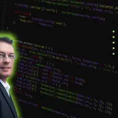 Mężczyzna w garniturze podczas rozmowy kwalifikacyjnej online na Teams, zmagający się z błędami technicznymi. Tło to kod programu.