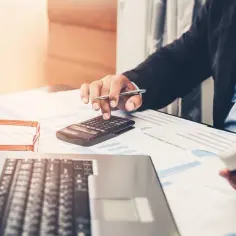 Biznesmen analizuje dane, przygotowując się do rozmowy o tym, jak negocjować wynagrodzenie na stażu w branży finansowej i bankowości.