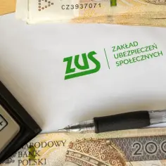 Staż z urzędu pracy a studia dzienne: aktualne ograniczenia wiekowe i prawne. ZUS, kalkulator, długopis i banknot 200 zł.