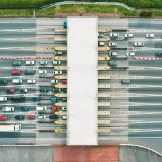 Korki na autostradzie przy bramkach. Długie kolejki samochodów, ciężarówka. Zwrot za bilety autostradowe i winiety bez faktury na delegacji?