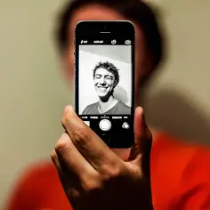 Czy fotografia w CV jest obowiązkowa w Polsce? Prawo chroni kandydata, ale zdjęcie może pomóc w zapamiętaniu.