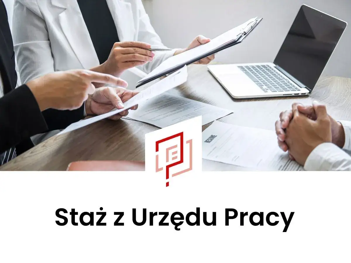 Rozmowa o stażu z Urzędu Pracy. Analiza dokumentów, laptop, ręce złożone na stole. Czy to szansa na gwarancję zatrudnienia po zakończeniu?