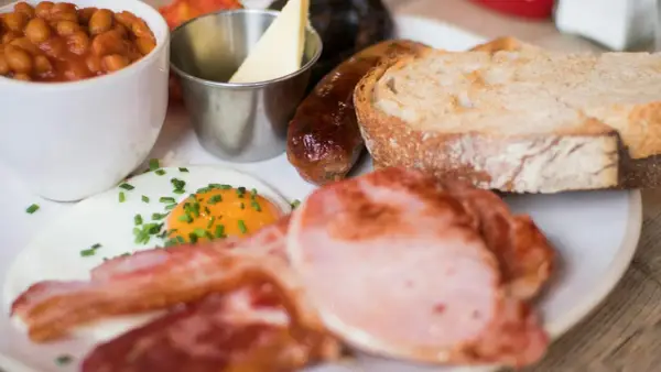 Pomniejszenie diety o śniadanie w hotelu - Jak liczyć poprawnie?
